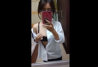 นักเรียนที่ใส่แว่นเล่นกับหน้าอกของเธออย่างอิสระ